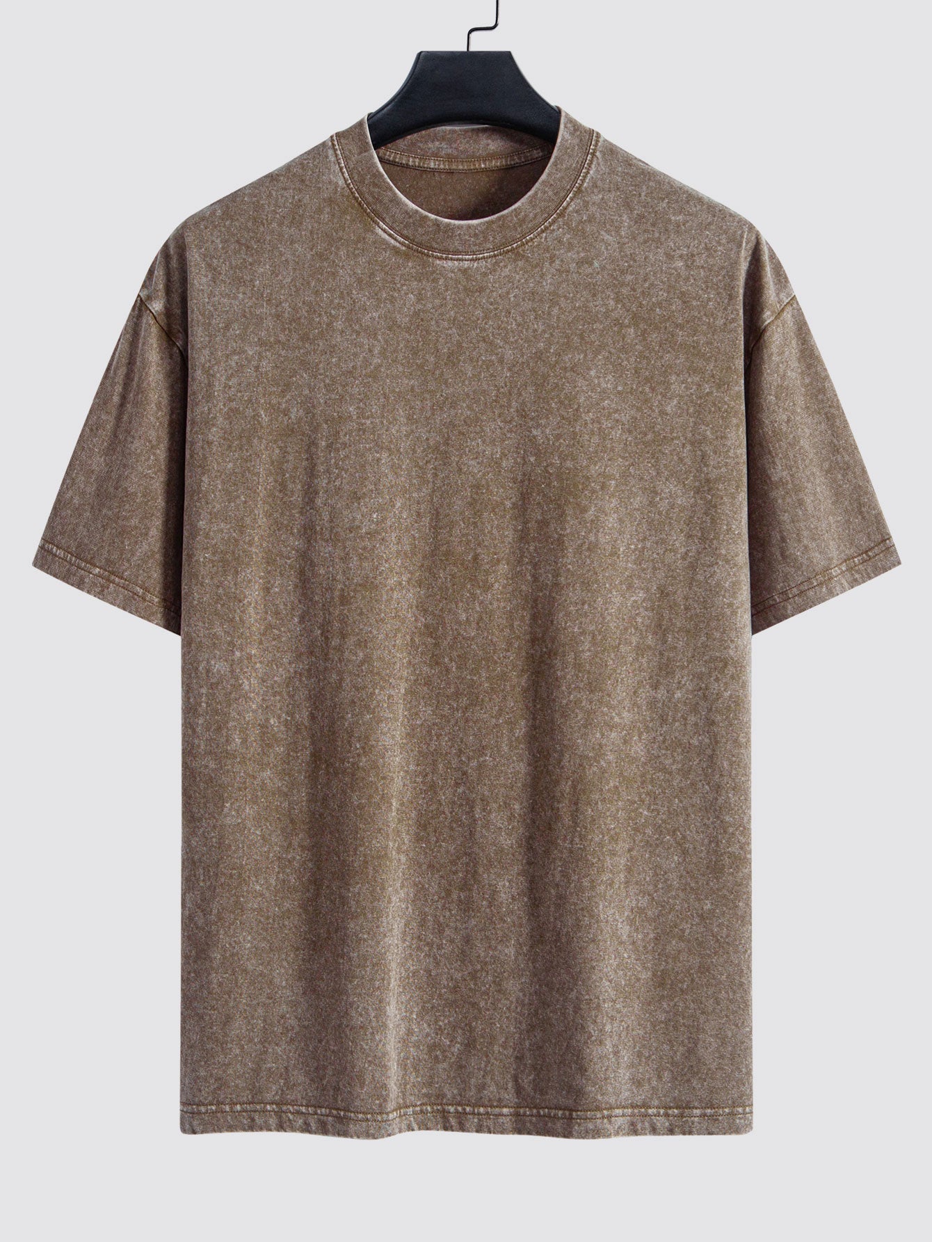 Enkel tvättad, sliten oversize t-shirt med nedhasade axelsömmar