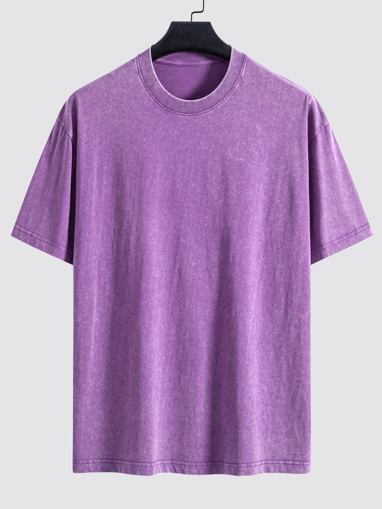Enkel tvättad, sliten oversize t-shirt med nedhasade axelsömmar