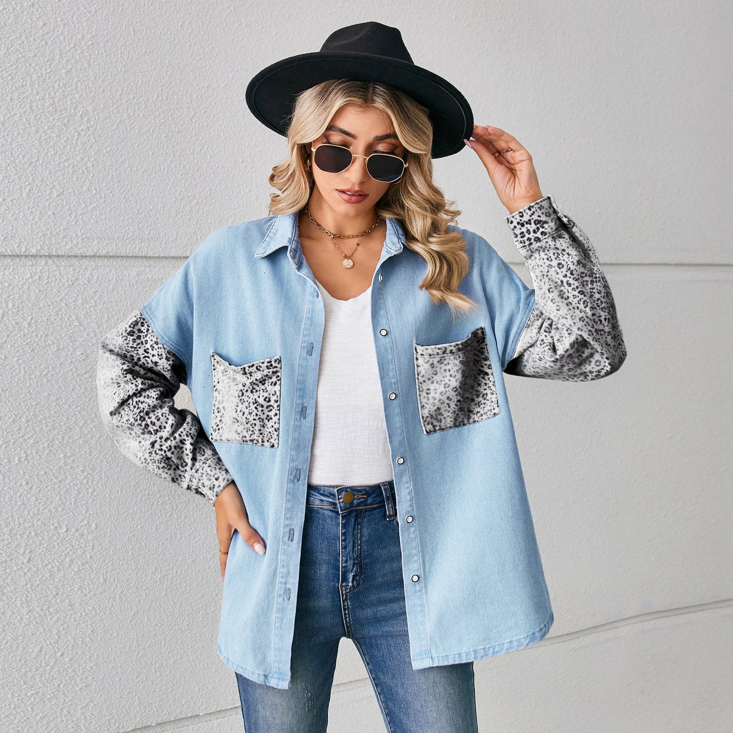 Lös lång blus i jeans med leopardmönstrade sömmar