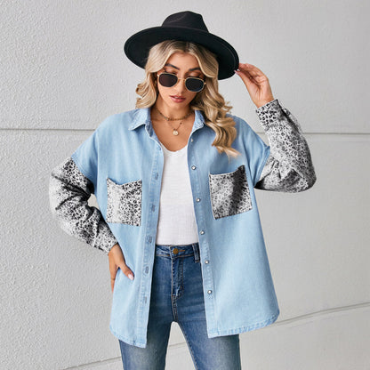Lös lång blus i jeans med leopardmönstrade sömmar