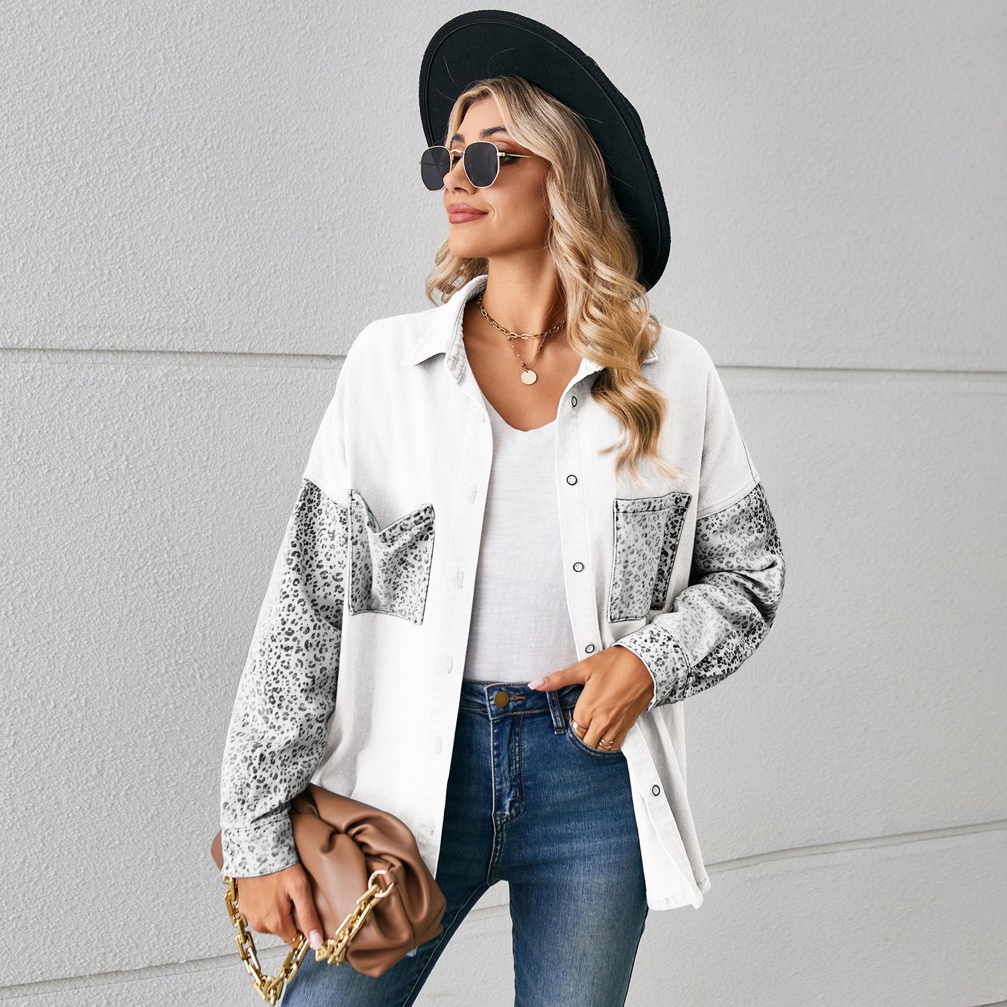 Lös lång blus i jeans med leopardmönstrade sömmar
