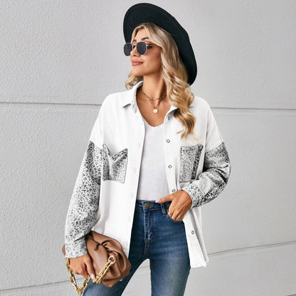 Lös lång blus i jeans med leopardmönstrade sömmar