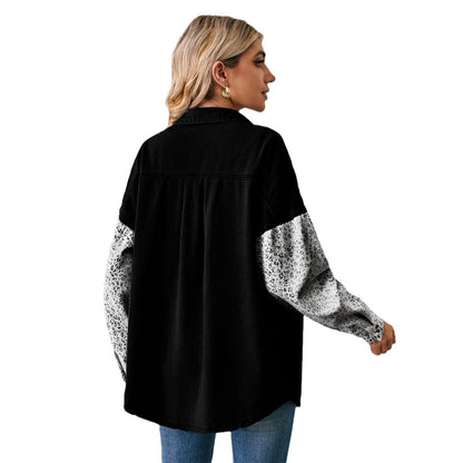 Lös lång blus i jeans med leopardmönstrade sömmar