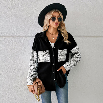 Lös lång blus i jeans med leopardmönstrade sömmar