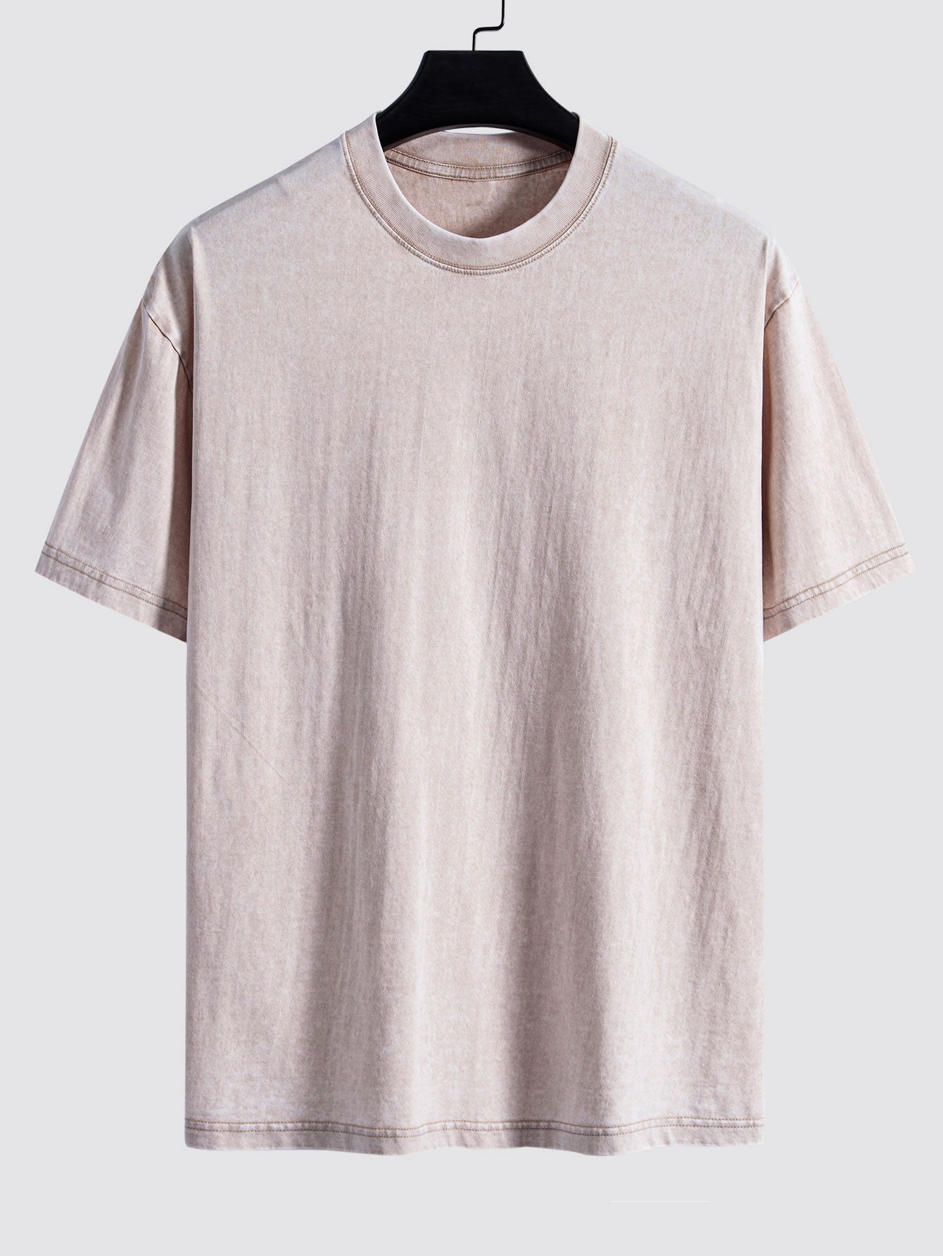 Enkel tvättad, sliten oversize t-shirt med nedhasade axelsömmar